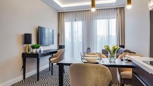 salon ze stołem jadalnym i krzesłami w obiekcie VacationClub - Baltic Park Fort Apartament G.306 w Świnoujściu