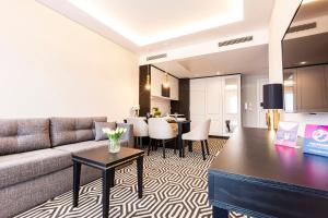 salon z kanapą i jadalnią w obiekcie VacationClub - Baltic Park Fort Apartament G.306 w Świnoujściu