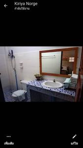 uma casa de banho com um lavatório e um espelho em LUCKY PAI Resort&Hostel em Pai