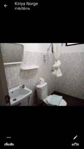 uma casa de banho com um WC e um lavatório em LUCKY PAI Resort&Hostel em Pai