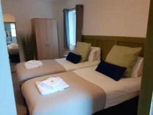 Un pat sau paturi într-o cameră la Angharad Bed and Breakfast