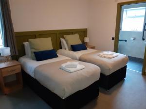 Angharad Bed and Breakfast tesisinde bir odada yatak veya yataklar