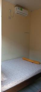 سرير أو أسرّة في غرفة في Residencial Meu Tio