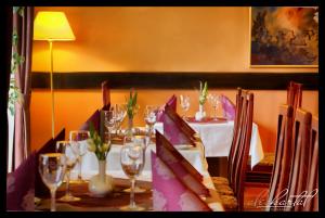 Reštaurácia alebo iné gastronomické zariadenie v ubytovaní Park Hotel Pruhonice