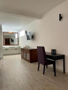 Rockside Cabanas Hotel في يوناواتونا: غرفة معيشة مع طاولة ومرآة