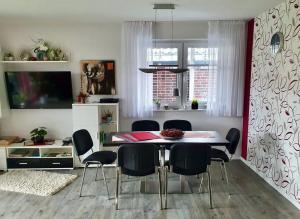 a dining room with a table and chairs at Lemke-Ferienwohnung in Nordhorn