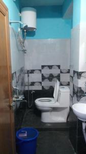 SHARTHI HOMESTAY AND LODGING في Namchi: حمام مع مرحاض ومغسلة
