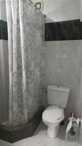 Koupelna v ubytování Pitini Nikos house