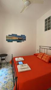 ナポリにあるQueen Carolina's Homes - Apartments in Old Townのベッドルーム1室(赤いベッド1台、トレイ2つ付)