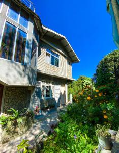 una casa con un jardín delante de ella en Syangden Villa, Nagbeli BNB, en Darjeeling