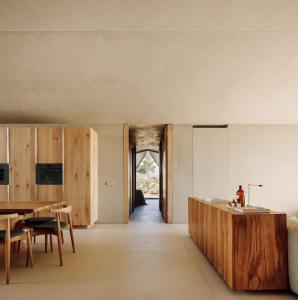 een keuken en eetkamer met een tafel en stoelen bij Pa.te.os in Melides