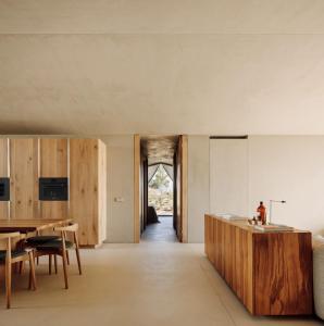a kitchen and dining room with a table and chairs at Pa.te.os in Melides