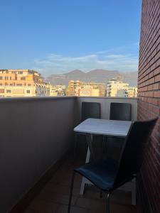 Una mesa y sillas en un balcón con vista. en Bujtina Shqiptare, en Tirana