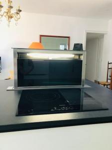 a microwave oven sitting on top of a counter at Appartement Standing Hôtel Particulier Montpellier in Montpellier