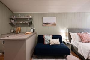 una cocina con una silla azul junto a una cama en Barfield Shepherds Hut, en Magherafelt