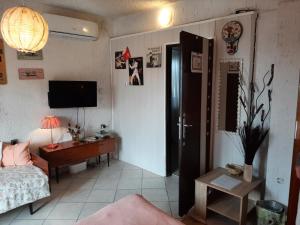 Televízia a/alebo spoločenská miestnosť v ubytovaní Studio Apartments Fancy 2