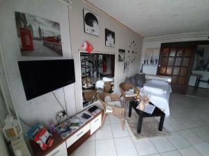 Televízia a/alebo spoločenská miestnosť v ubytovaní Studio Apartments Fancy 2