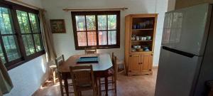 una cocina con mesa y ordenador portátil. en Casa Roja en Playa Verde