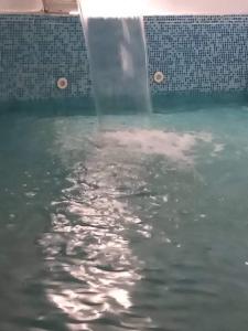 una fuente de agua en una piscina en BANJA SVETA NEDELA, en Katlanovo