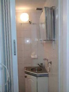 Baño pequeño con lavabo y espejo en Studio en PH La casita de Pablo en Buenos Aires