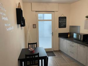 Kuchyňa alebo kuchynka v ubytovaní Studio cosy avec en option piscine accessible de avril à octobre + 5 fotografií