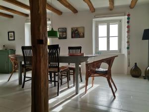jadalnia ze stołem i krzesłami w obiekcie Casa Pino Pina w mieście Motovun
