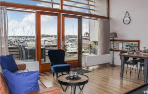 sala de estar con vistas al puerto deportivo en Cozy Home In Bunschoten-spakenbu With Kitchen, en Spakenburg