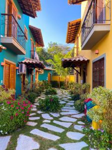 a cobblestone walkway between two buildings at Recanto das Tiribas in Ilhabela