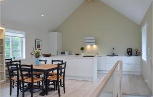 cocina y comedor con mesa y sillas en Lovely Home In Tvedestrand With Wifi en Tvedestrand