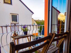 een balkon met een bank en een tafel met bloemen erop bij #121 Große, gemütliche Wohnung in Remscheid-City in Remscheid