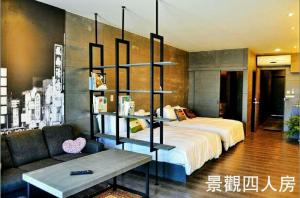 una camera da letto con un letto e una libreria di Kenting A&S a Città Vecchia di Hengchun