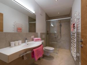 Koupelna v ubytování Haus Seisl + 24 fotografií