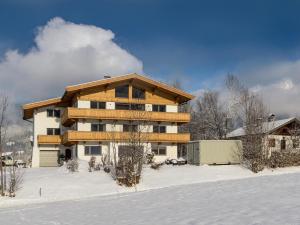 een huis in de sneeuw voor bij Haus Seisl in Söll