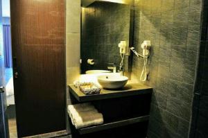 bagno con lavandino e bancone con specchio di Kenting A&S a Città Vecchia di Hengchun
