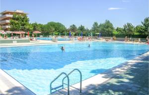 The swimming pool at or close to 2 Bedroom Lovely Apartment In Bibione Még 11 kép