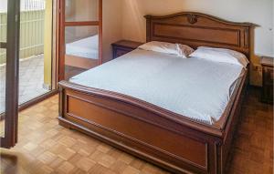 A bed or beds in a room at 2 Bedroom Lovely Apartment In Bibione