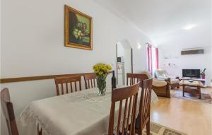 una mesa de comedor con un jarrón de flores. en 3 Bedroom Beautiful Apartment In Fazana, en Fažana