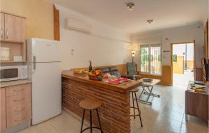 Majoituspaikan Awesome Apartment In Fuengirola With Wifi keittiö tai keittotila