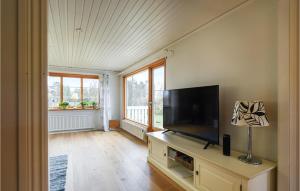 TV at/o entertainment center sa 2 Bedroom Awesome Home In Brastad