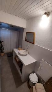y baño con lavabo y aseo. en Casa Vieytes en San Antonio de Areco
