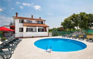 Bazén v ubytování Three-Bedroom Apartment In Barban nebo v jeho okolí
