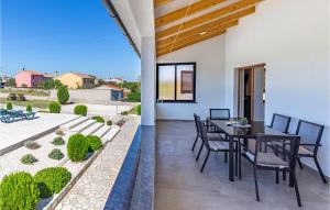 Balkón nebo terasa v ubytování Three-Bedroom Apartment In Barban