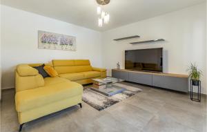 Posezení v ubytování Three-Bedroom Apartment In Barban