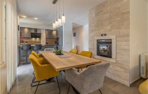 Kuchyň nebo kuchyňský kout v ubytování Three-Bedroom Apartment In Barban