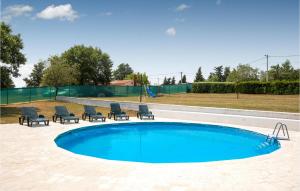 Bazén v ubytování Three-Bedroom Apartment In Barban nebo v jeho okolí