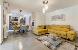 Posezení v ubytování Three-Bedroom Apartment In Barban