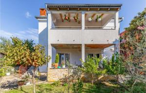 uma casa branca com plantas na varanda em 2 Bedroom Gorgeous Apartment In Pula em Pula