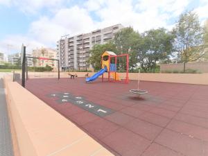 un parque infantil con tobogán en Paraiso Sol Rocha Amazing Beach Apartment, en Portimão