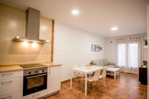 a kitchen and dining room with a table and chairs at Apartamentos Al Paso de Toledo, Puy du Fou a 10km in Burguillos de Toledo