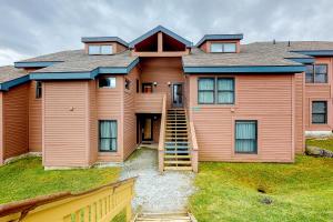 una casa grande con una escalera delante de ella en Trail Creek Unit 44, en Killington